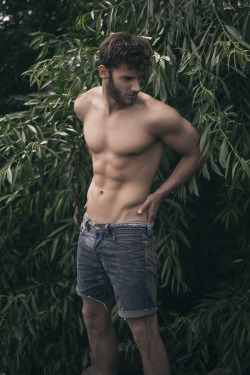 spermlicker:  hunkopedia:  Follow Hunk’o’pedia for more hot guys!  Gosh…he is the God of Beauteousness 
