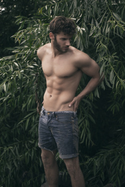 spermlicker:  hunkopedia:  Follow Hunk’o’pedia for