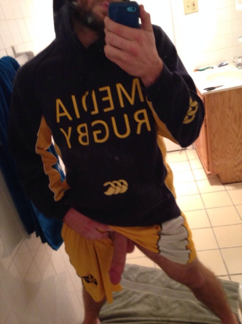 tfootielover: shorts make showing the goods so easy … nice dick dude <3