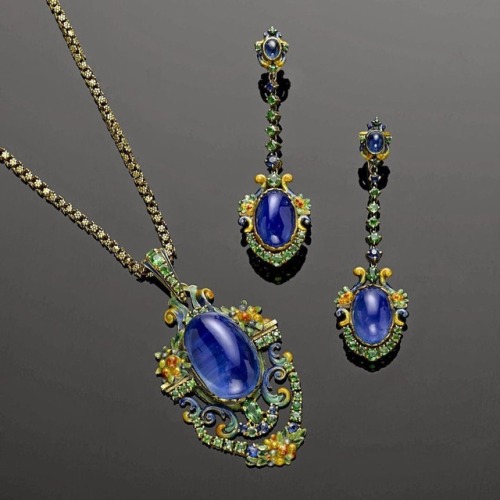 An antique jewelry suite of sapphire, demantoid garnet and enamel attributed to Louis Comfort Tiffan