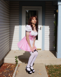 vickitv:  sissy-erica:  Trick or Treat!  Let me in and I’ll be your delicious sweet ;)  I would treat you 