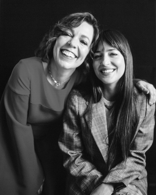 Olivia Colman and Dakota Johnson have us lost in their smiles. THE LOST DAUGHTER is dropping on Netf