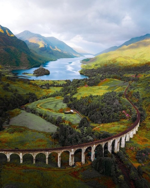 letslookingattheworldstuff:Michael Block (@mblockk)Glenfinnan ViaductThe Glenfinnan Viaduct is a rai