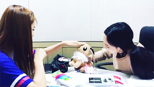 nayeon distracting baby chewy with evee