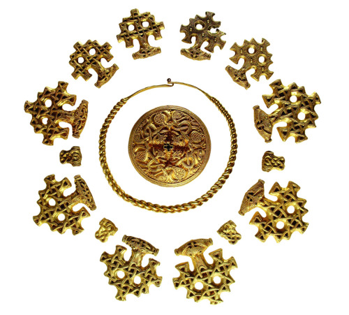 Viking gold of Hiddensee: Disc brooch, collar, and pendant, 10th century. Gold. Mecklenburg-Vorpomme