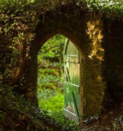 cuiledhwen:  A gateway to the churchyard