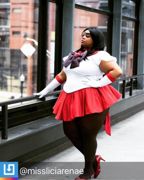 blacknerdproblems:@missliciarenae taking us to mars with this beautiful sailor scout cosplay bravo