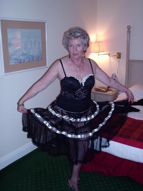 love-to-masturbate:gutmamasboy3: Auch Oma ist sehr zeigefreudig, nicht nur zu Hause wenn ich zu Besu