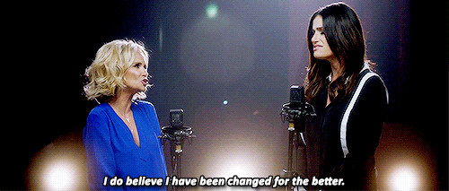 meganlives:gillsanderson:Idina Menzel and Kristin Chenoweth reunite twelve years later to sing ‘For 