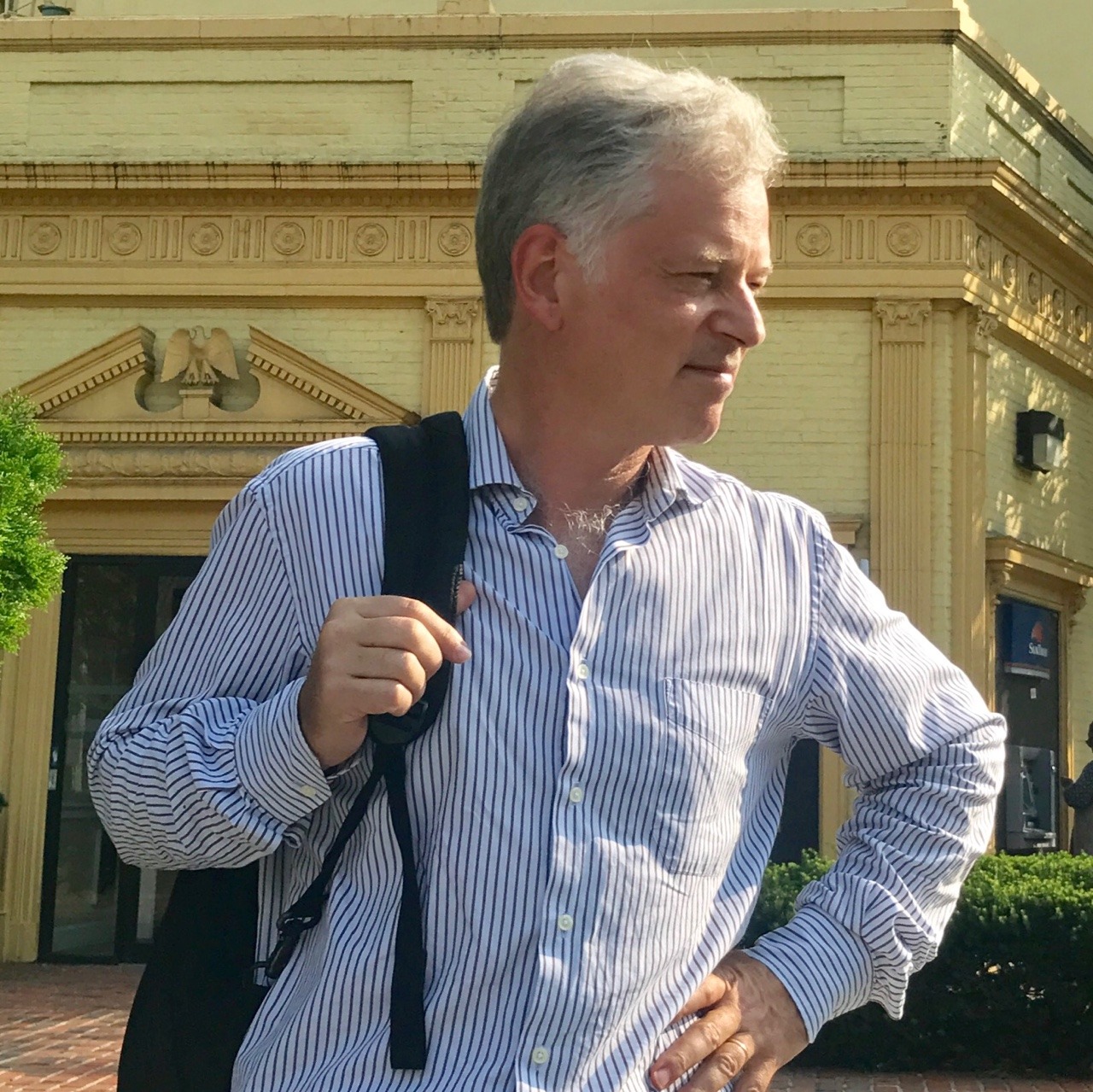 dilferotica:  daddiesonthego:  Confident DuPont Circle Daddy giving out directions
