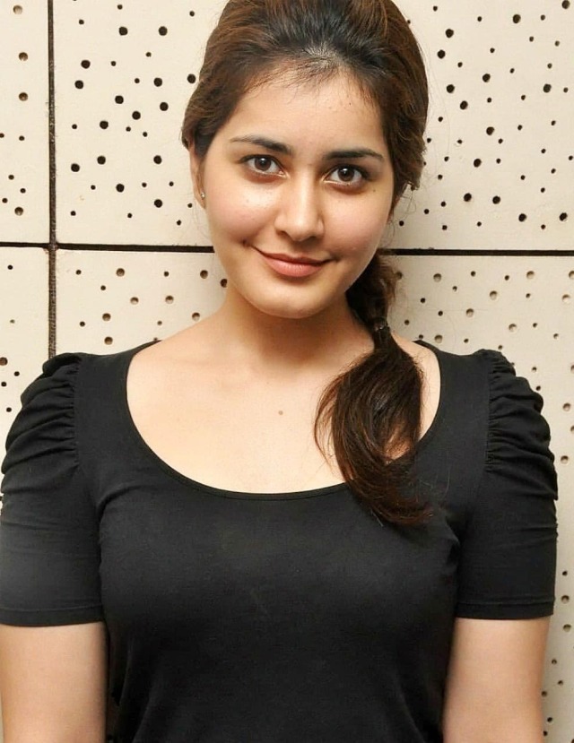 Raasi khanna ??