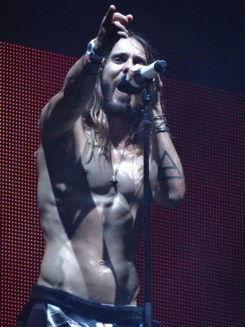 alekzmx:  mynewplaidpants:  Jared Leto grabbing himself again  won´t get tired of this
