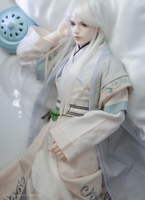 Traditional Chinese clothes, hanfu, on bjd dolls. By 宿草weedsoon