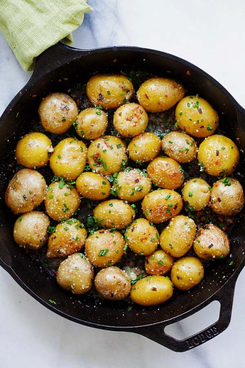 foodffs:Garlic Chive Butter Roasted Potatoes Follow for recipes Get your FoodFfs stuff here