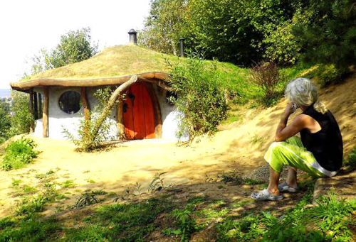 leaftooth:  chibi-glitch:  voiceofnature:    This beautiful hobbit house is located in   Krzywcza, Poland, and is called Hobbitówa. It was made by the polish architect Bogdan Pekalski, and is built out of natural materials with the cordwood technique. 