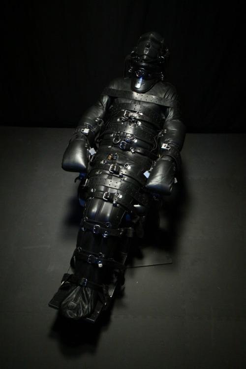 rubber4bottoms:  No Rubber (please excuse *smile*) - but such an impressing scene that it’s worth to