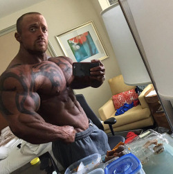 bodybuilers4worship:  The hotel room gets a littleLonely …. Let’s see if I can get some company from grinder …..  Mounds of muscles and an awesome bulge - WOOF