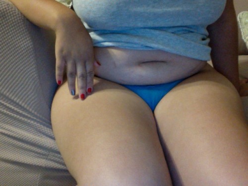 random-chubby-curves:  My tummy and thighs swallow my panties!! Isn’t it great! 