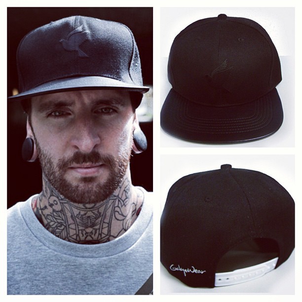 Nu har vi fått in några ex av Snapback black/black med läder skärm! www.galagowear.com snabba er innan de tar slut igen! #galagowear #snapback #fashion #streetwear