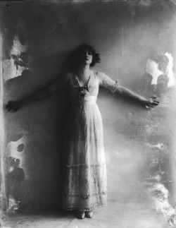 les-sources-du-nil:  Gabrielle Ray by Alexander Bassano, 1911 