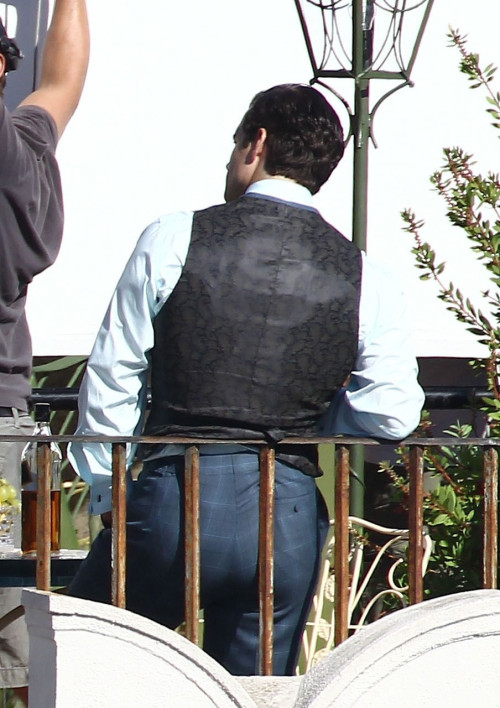 eatbloganddie:  Henry Cavill’s ginormous rump on the set of “Man from U.N.C.L.E.” 