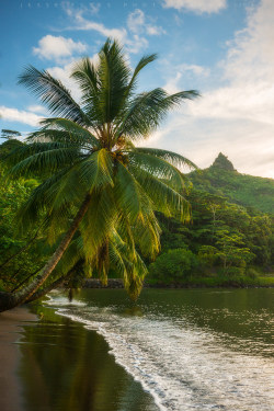 theencompassingworld:  renamonkalou:  Tahiti afternoon… | Jesse Estes  The World Around Us 