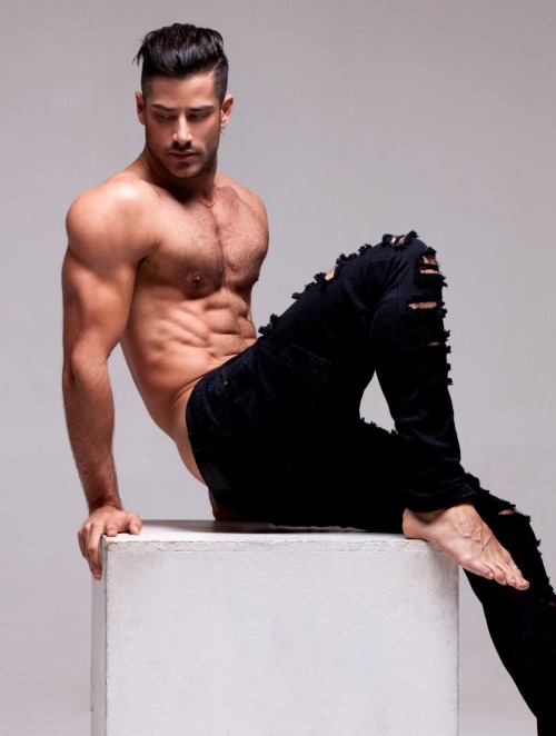 mrbiggest:  NOT EVEN NAKED AND HE’S HOT AND GETTING ME HORNY 