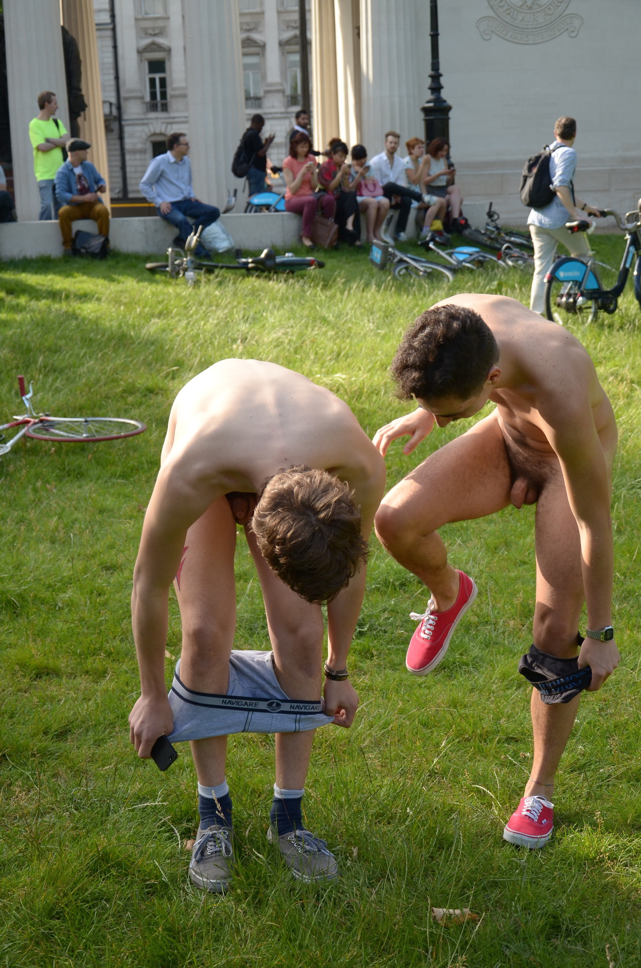 gfindetoi:  Two beautiful guys give us the full reveal at WNBR 2014 ♂ ♡♡♡