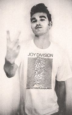 marcfreitaz:  Morrissey, T-shirt Unknown Pleasures of Joy Division. I LOVE THAT!