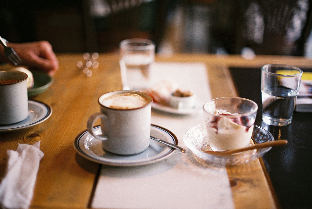 2 чашки кофе на столе. Кофе в кафе. Чашка кофе в кофейне. Столик в кафе с чашкой кофе. Кофе на столе в кафе.