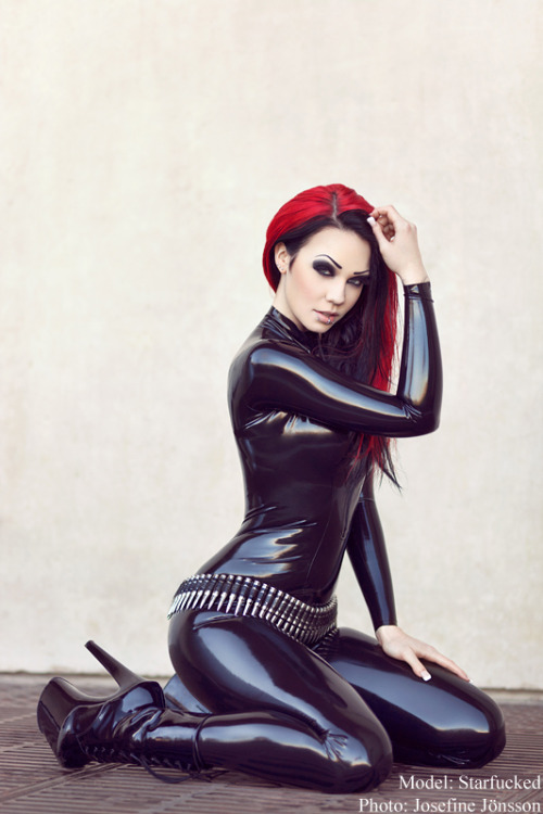 sexylatexmodels:   latex girls, latex catsuits porn pictures