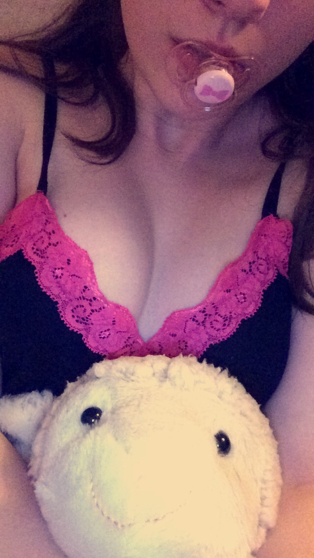 xx-princessincharge-xx:  Very sleepy princess. 👑 Daddy get home soon please! 💗💗