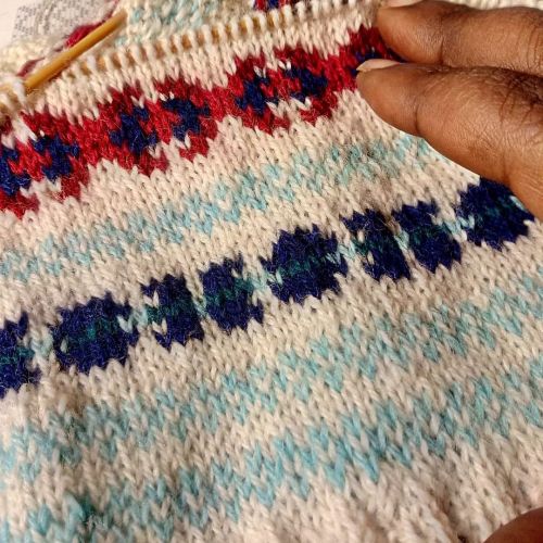 On to the next motif #knittersofinstagram #fairisleknitting #infamousstitch (at Infamous Stitch) htt