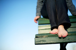solecityusa:  afternoon park bench with shimmering toes
