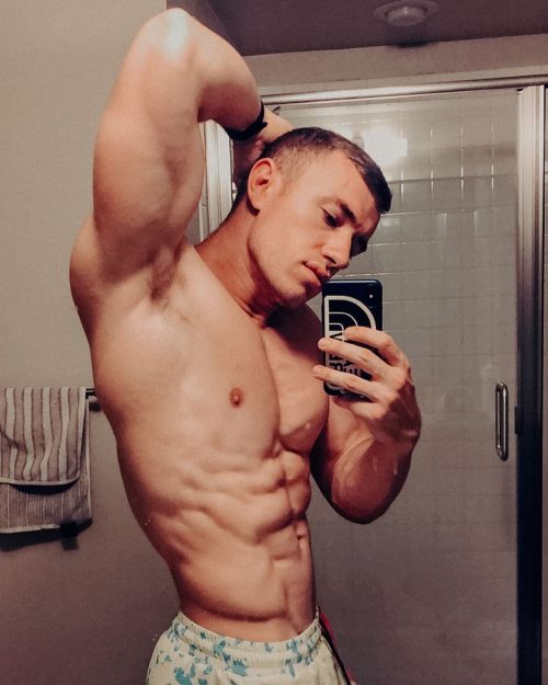 fedrikw:  Taylor Daugherty (taydfit)   bro knows how to work that angle