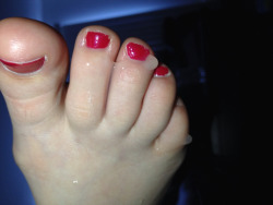 Cummytoes:  Sexy Little Toes Cummed On