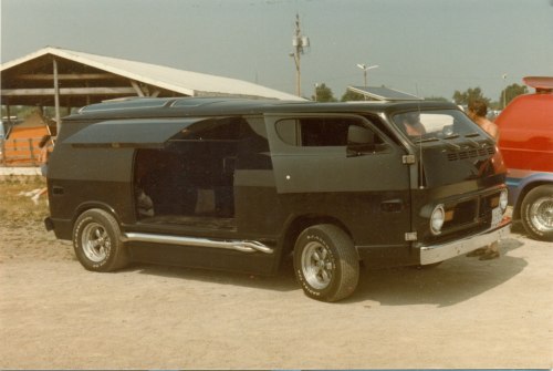 rollingroomphotography:  Check out Rolling Room for a wide variety of Custom Van Pictures. Vintage and Current Vans. Submit your van pictures and re-blog!  http://rollingroomphotography.tumblr.com/