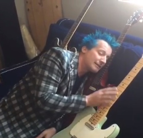 GREEN DAY LIVE ON FACEBOOK Celebrating Bang Bang, GD went live on Facebook for a couple of minutes s