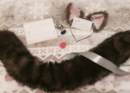 sugarplum-x:Look what arrived today 💕👑  Next level excited    Set and plug by kittensplaypenshop  Fur- brown fox
