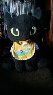 char-char-mander:lilbabyconnor:  foreverlittle:  Tootless in his completed outfit. Onesie, diaper, bib and paci :)  NEEEEEEEDDDD  Oh my goodness….yes