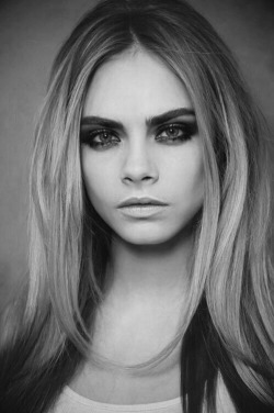 s-t-o-n-e-a-g-e:  Cara Delvingne