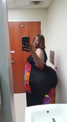 chicagossbbwlover:  vandelsavage1:  I think she hiding a midget  Dat there is a real wagon