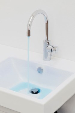 oculablog:  PAMELA ROSENKRANZ - Blue Runs, 2016, Ceramic sink, faucet, water, E131 dye, water tank, water pump, Sink and faucet approximately 115 x 75 x 50 cm, Hidden water tank and pump: approximately 150 x 150 x 150 cm, Photographer Gunnar Meier