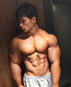 musclboy:  “Dad says I’m growing too big… But I still want more!” 