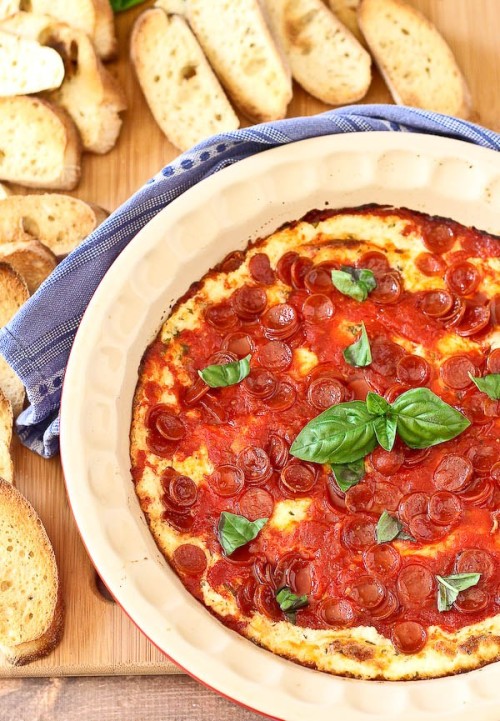 foodffs:  PEPPERONI PIZZA DIP Really nice recipes. Every hour. Show me what you cooked!   *faints* <3 <3 <3