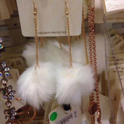 macpye: ormondhsacker:  readysteadytrek:  Found tribble earrings   #okay but uhura wearing these&nbs