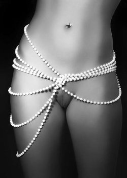 noirdesirs:  Magic Pearls..!!