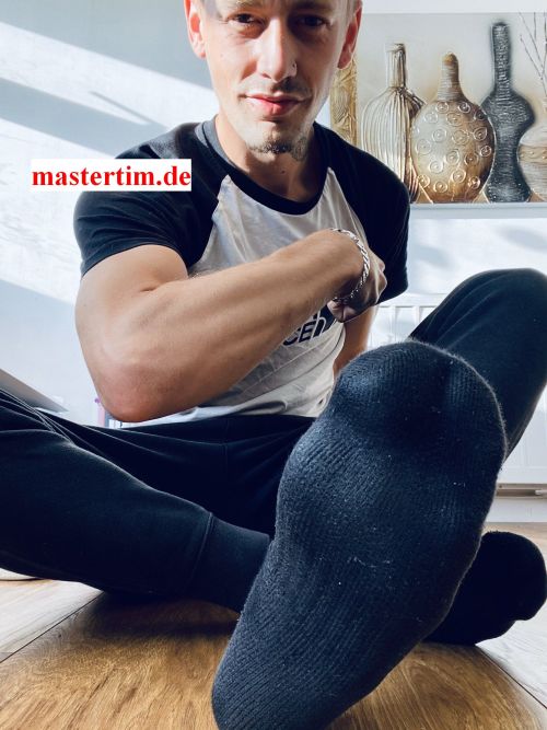 feetpromoter: Top 3 on the #footkingspoll with 1651 points is the great #ukmaster   #mastersean a #footmaster with hot #malefeet vote for this #britishlad here again http://www.footkingspoll.de/top10.html 