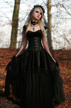 victorian-goth:  Victorian goth http://victorian-goth.tumblr.com/