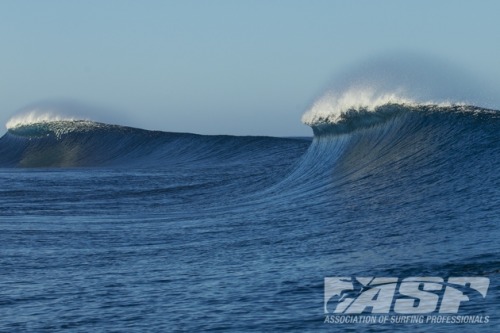 surphile:  Twin peaks, Teahupo’o.billabong pro tahiti 8.17.13 ©asp/kristen